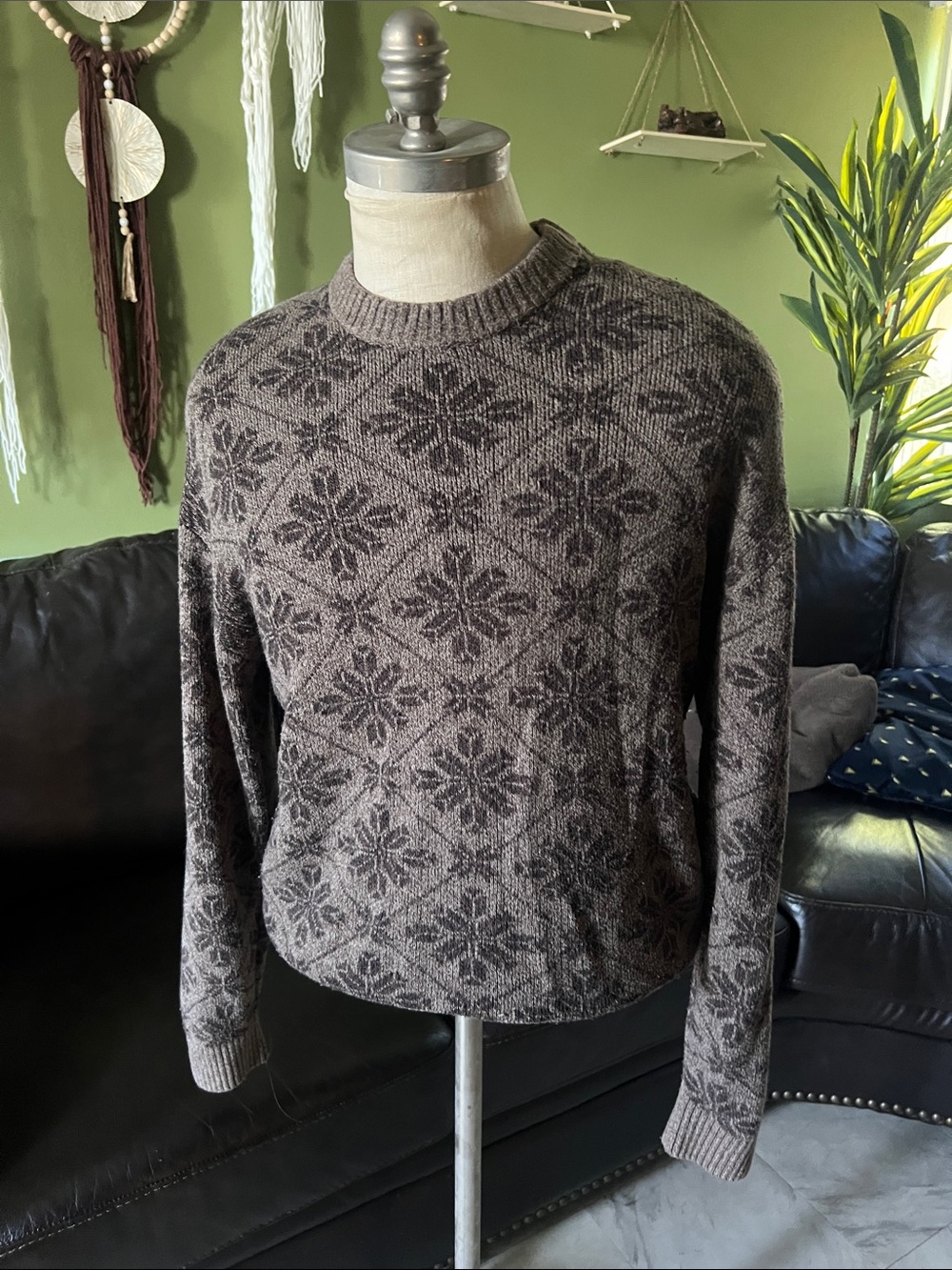 Vintages Hollister boxy fit snowflakes sweater for men’s size M